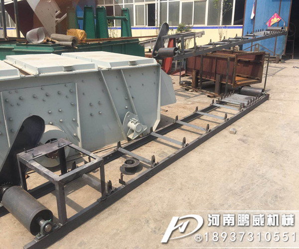 大傾角皮帶輸送機托輥每個相距多遠？